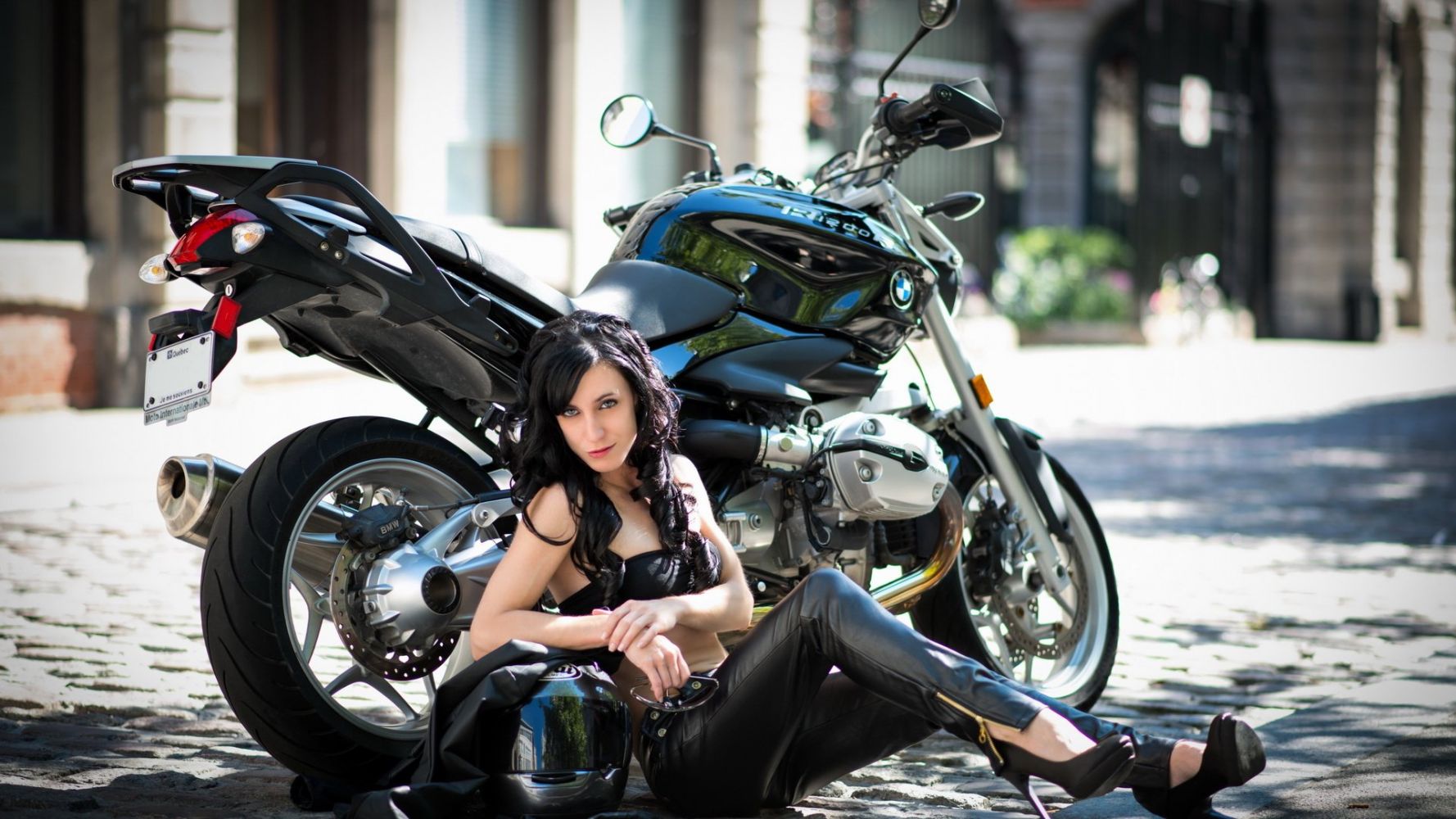 Fresh photos, fresh mood — European women on bikes online in Klang