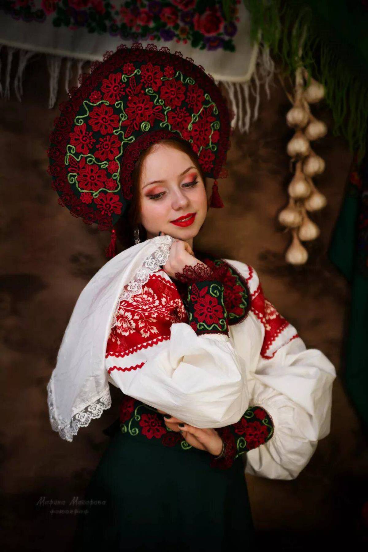 Take a pause and enjoy Women in Slavic costumes — streaming from Klang