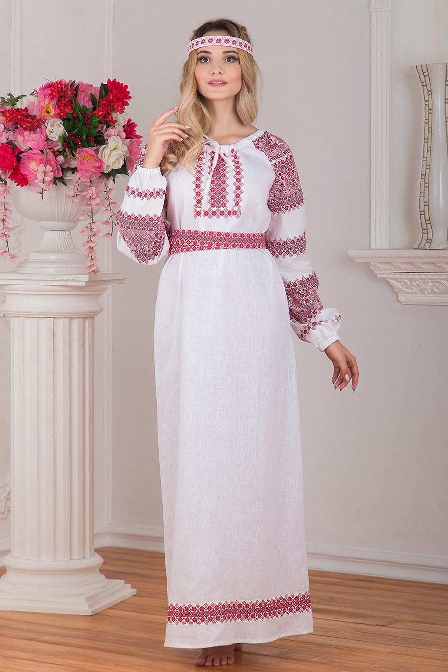 A playful frame from Women in Slavic costumes — online in Klang