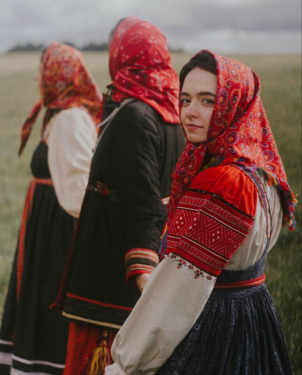 Women in Slavic costumes’s look of the day — catch her live in Klang