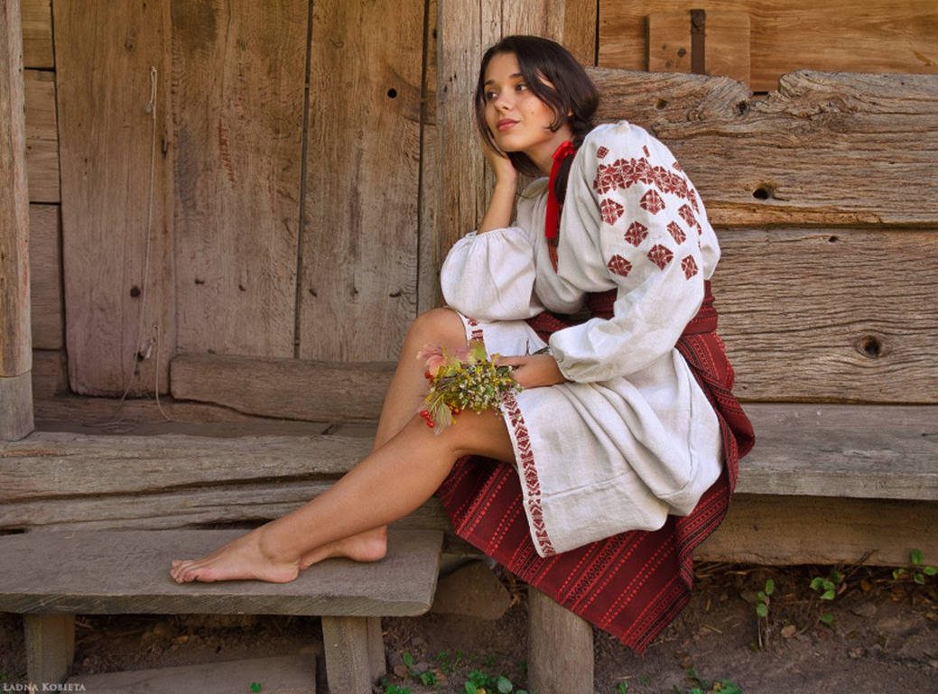 Fresh photos, fresh mood — Women in Slavic costumes online in Klang