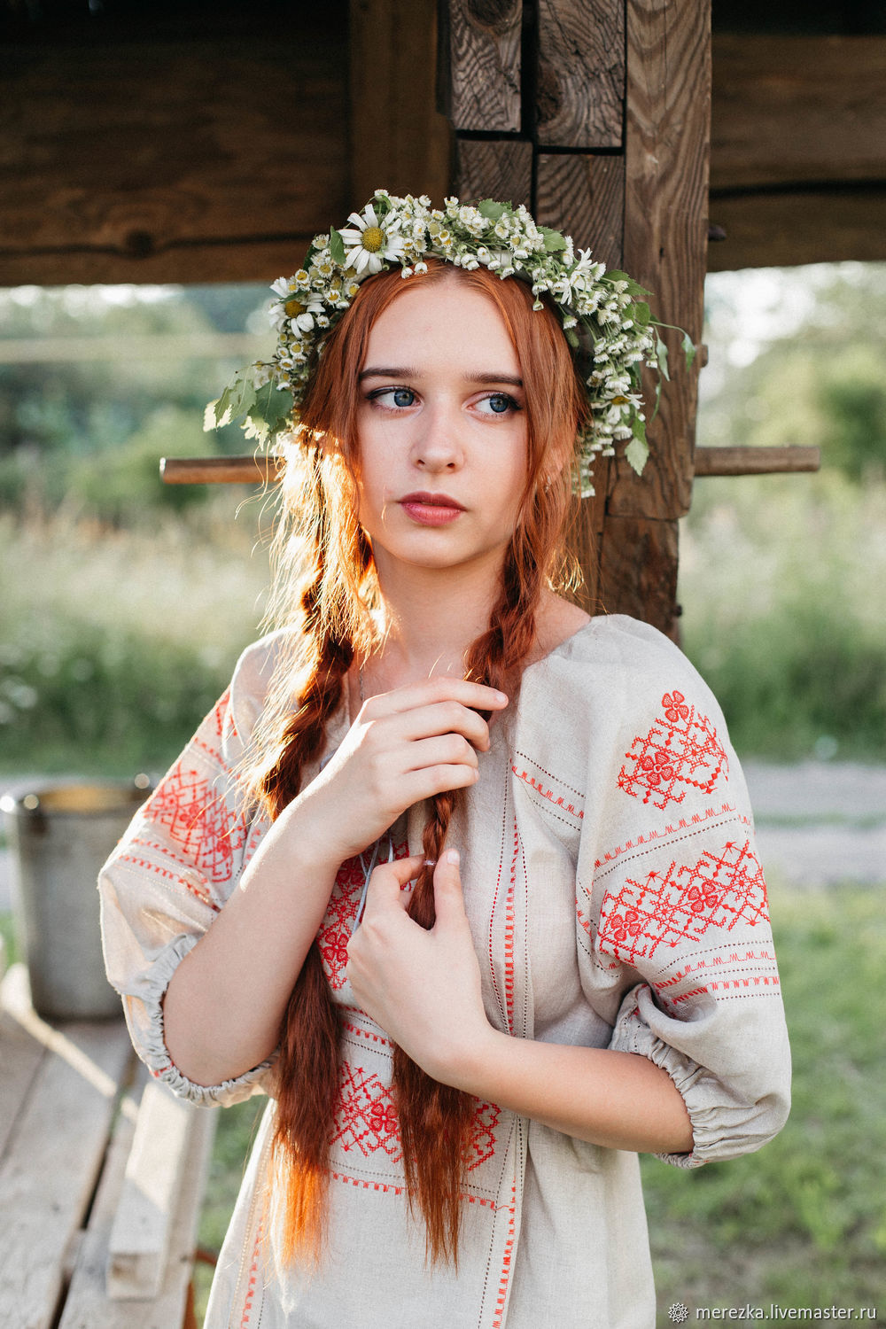 A playful frame from Girls in Slavic costumes — online in Klang