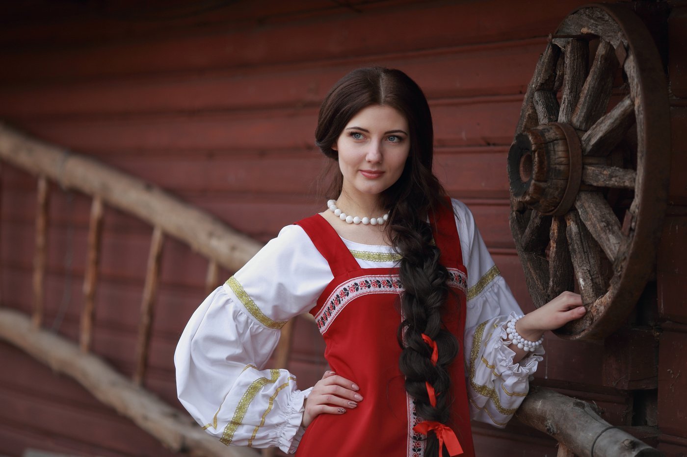 Girls in Slavic costumes’s look of the day — catch her live in Klang