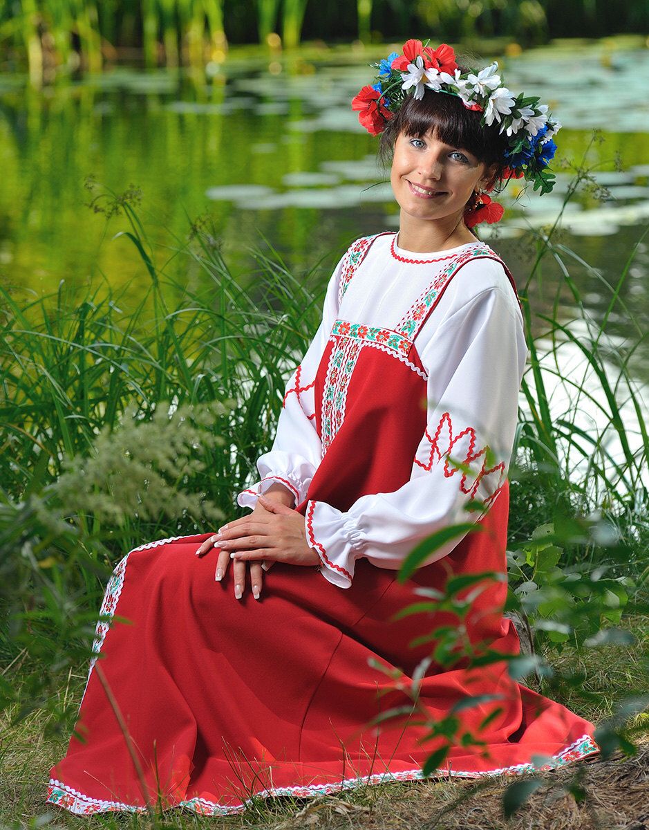Beautiful girl Girls in Slavic costumes in Klang