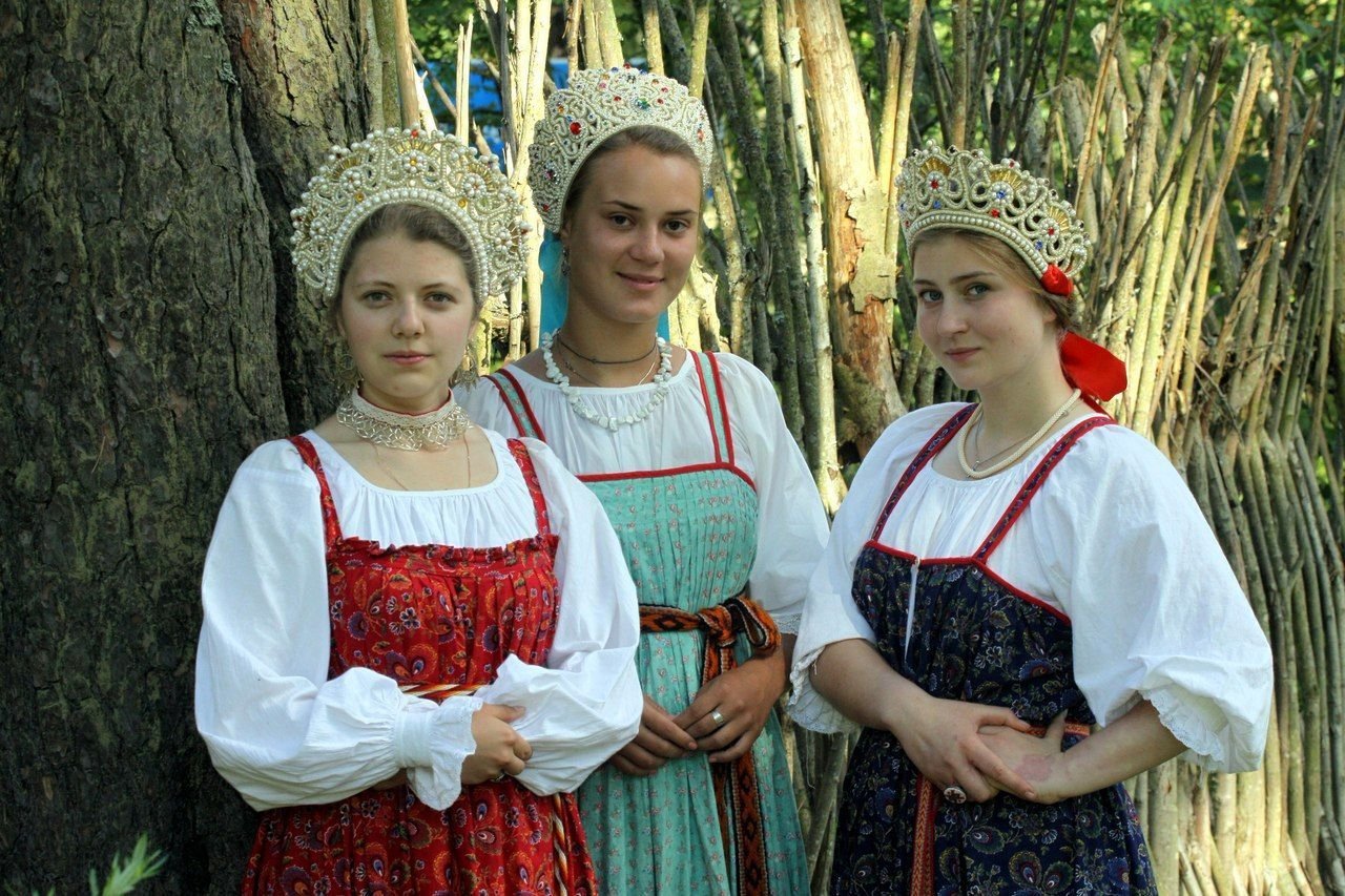 Sexy model Girls in Slavic costumes in Klang